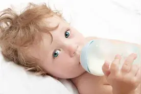 超过这时间一定要戒掉奶瓶，否则会影响颜值，还可能导致语言障碍图片