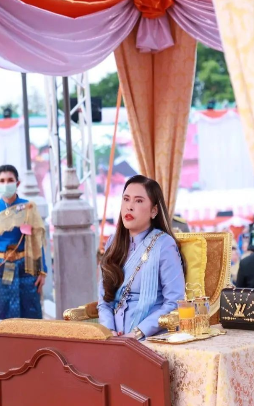 她是国王最宠爱的女儿，却天生丑陋多病，被称为泰国最惨公主