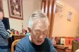 83岁演员高明，在孙女家聚餐的温馨时刻图片