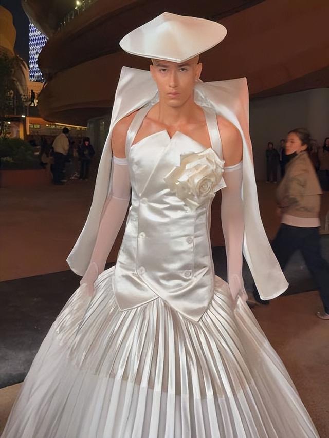 三亚红毯丑出圈，杨幂肉色内搭尴尬，关晓彤拖鞋辣眼，周冬雨驼背