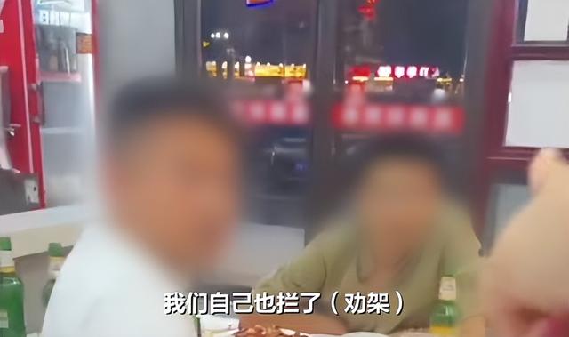 女子被陌生男子摸头 警方已介入