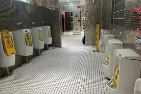 游客在欢乐谷遭遇尴尬一幕：11个便池竟“全损” 官方回应已紧急修复图片