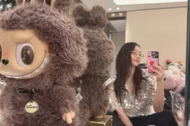 郑州多商场断货Labubu搪胶系列！补货时间未定…前不久胡彦斌刚以28009元买下一只原价599的Labubu图片