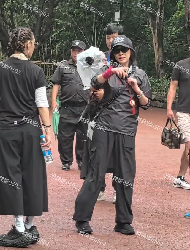 刘晓庆70的年纪18的打扮宁静矮黑胖，夕阳红老年团硬夸成一路繁花