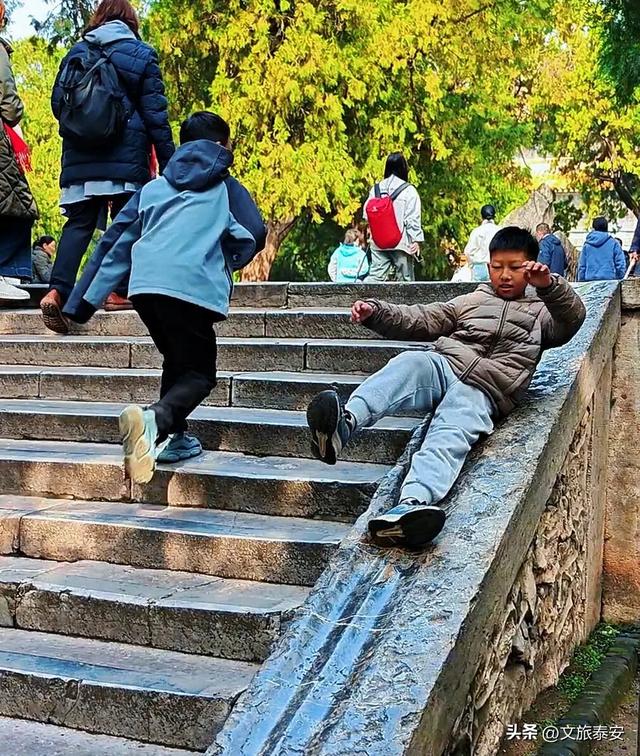 暖到了!身为“高冷古建”的岱庙,背地里在帮大家找回童年?