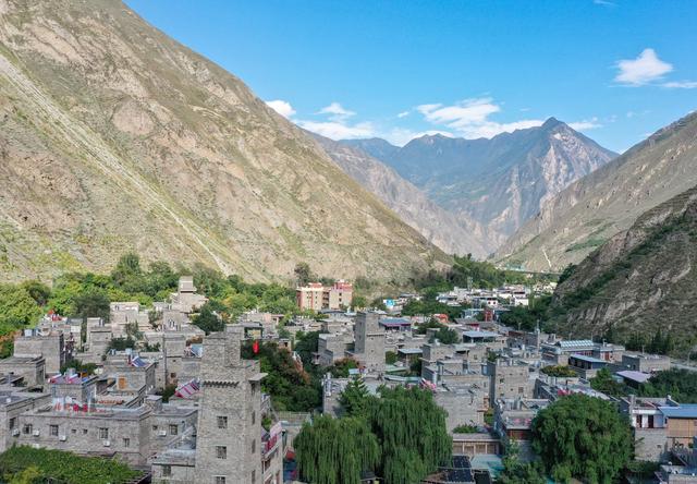 踏迹寻音：在阿坝理县，桃坪羌寨与甘堡藏寨的时空对话