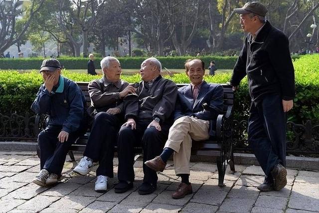 长沙公园惊现“老年服务圈”！低价刚需服务，姑娘边服务边唠嗑