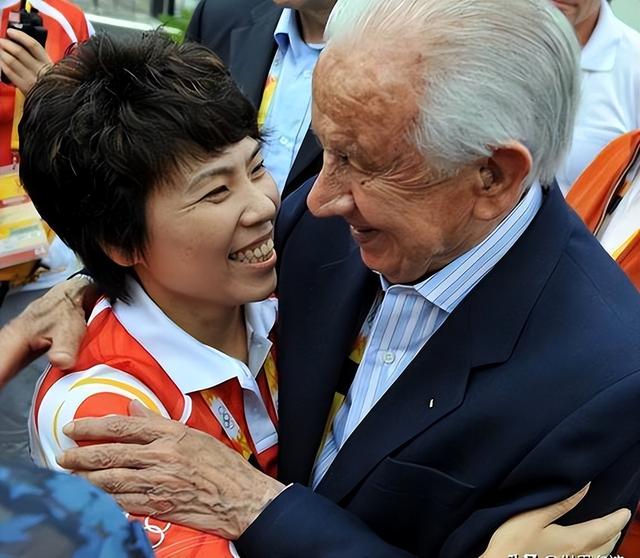 败光20亿、国籍问题、向洋人下跪，邓亚萍身上的标签到底是真是假