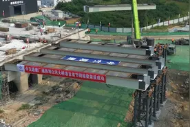 厂通路潮白河大桥首节钢箱梁架设成功图片