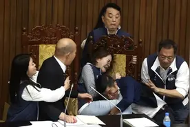 尴尬！民进党民代在南台湾校园宣讲“青鸟”惹嘘声，台媒：以失败收场图片