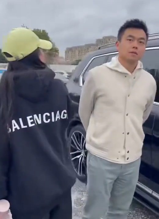 女子偶遇老公陪小三产检，薅其头发泄愤，老公身份被扒，网友气炸