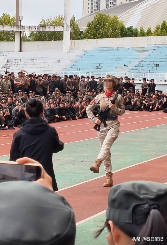 93受阅女兵参加婚礼被骂惨！网友：穿这套衣服去是几个意思？