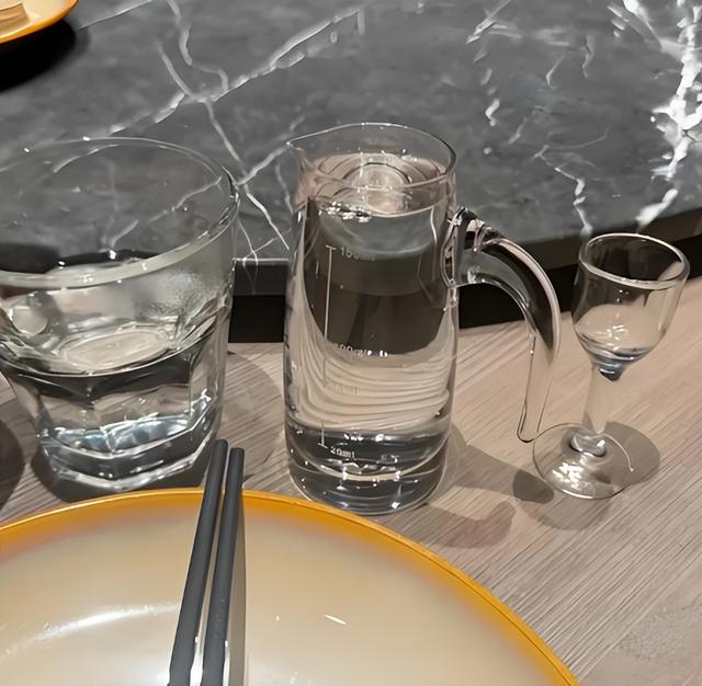 4人到新疆游玩，遇婚宴随礼 400 吃席畅饮