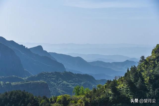 《太行山徒步记：从西走到南》免费的挂壁公路，悠悠然的崖边行走
