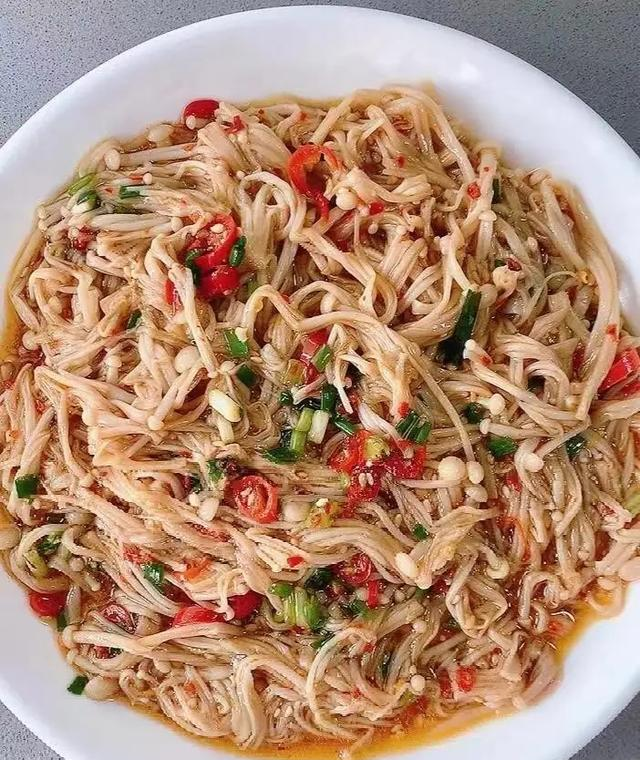 钾是香蕉的50倍，建议中老年隔天吃一次它，腿脚有劲，对肝脏也好