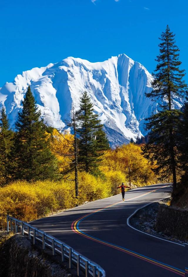 丹道公路金秋自驾：闯入川西的油画世界，解锁人生必驾的秘境天堂