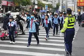 现场直击：开学啦！“哪吒”现身，无人机、舞狮表演也来了……图片