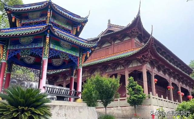成都彭州被冷落的寺庙，殿宇壮观恢宏，位置堪称上乘，不要门票！