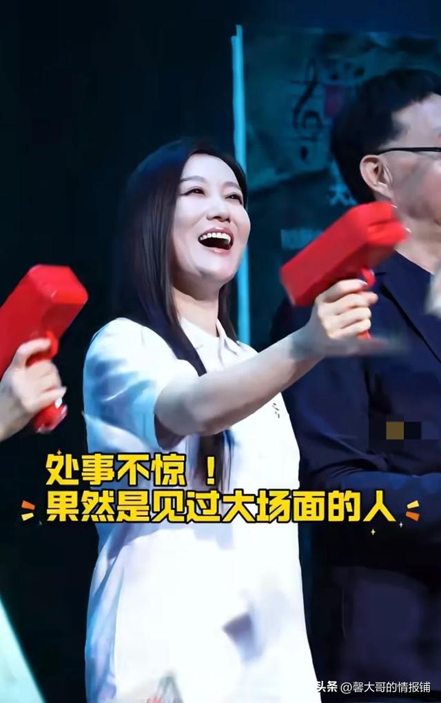 47岁谭晶现身音乐剧活动现场，苹果肌饱满，看起来比同龄人年轻