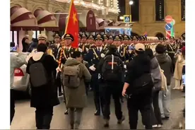 中国人民解放军仪仗队在俄罗斯彩排广受追捧，留学生：中国队人气最高，现场响起阵阵尖叫图片