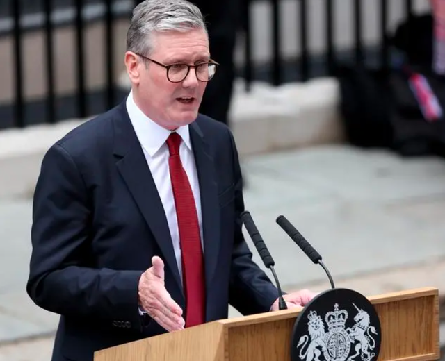 拒印工签、留富豪不慌，斯塔默的英国移民政策藏多少矛盾？