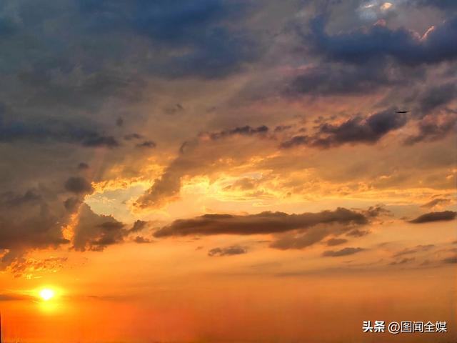 西安：天空绘就瑰丽视觉盛宴