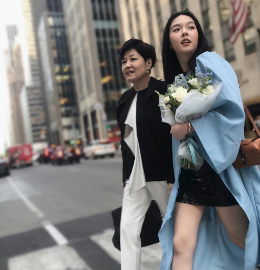 恭喜！李咏女儿官宣恋情！23岁法图麦晒和男友合影，两人有夫妻相