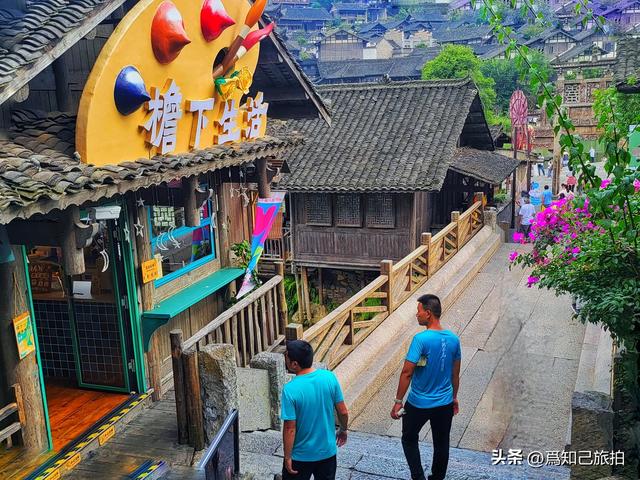 遵义乌江寨山峦连绵起伏 碧水绕寨而行