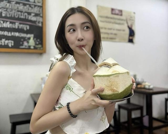 恭喜！香港人气女星宣布生女，狠甩前男友，未婚先孕如愿嫁入豪门