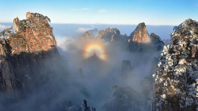 黄山冬日美景“开挂”雾凇、佛光、云海、日出日落出镜，美到失语