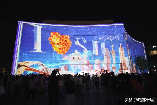 周边商场瞬时客流破纪录！上海国际光影节点亮消费新场景