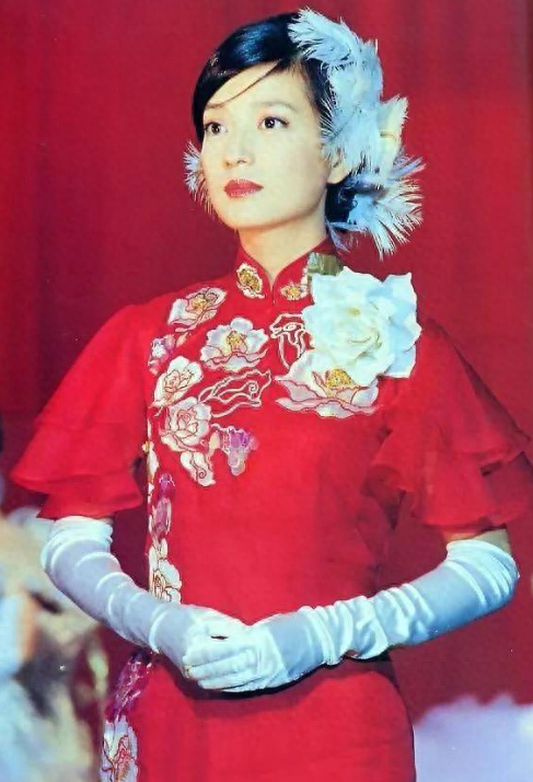 野心炸裂的赵薇消失两年多，现在再看她如今的处境，就是咎由自取