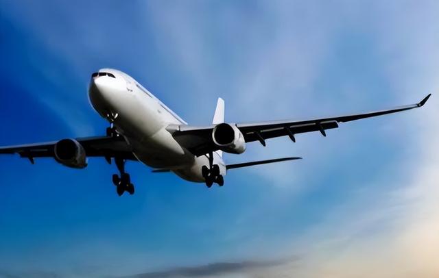 1988年,一架飞机在7500米高空时突然裂开,空姐被大风吹走后来如何