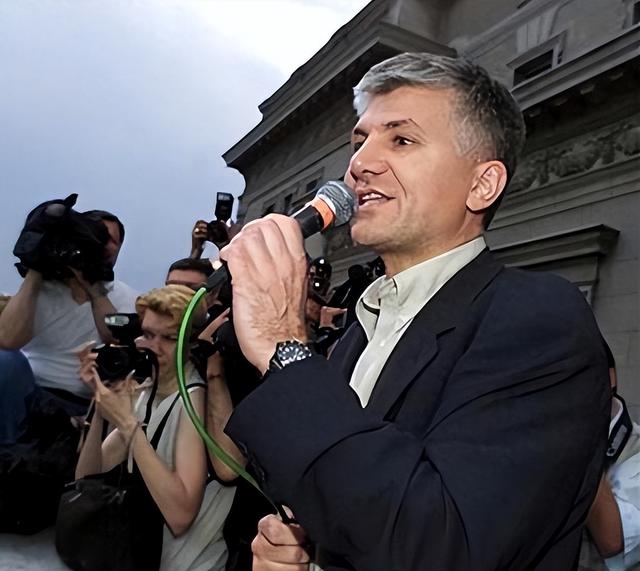 卖国求荣！为讨美国欢心将总统送进大牢，如今结局大快人心