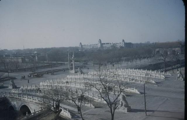 在档案馆里发现罕见照片，1940年代的天安门居然是这个样子。