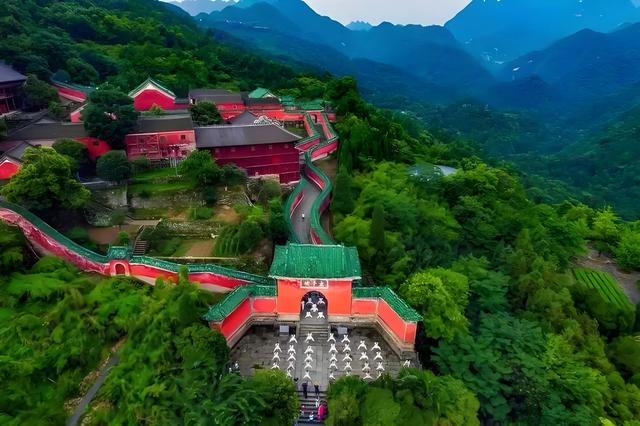 湖北怪景，专家直呼不可思议，游客拍完照片不敢相信。