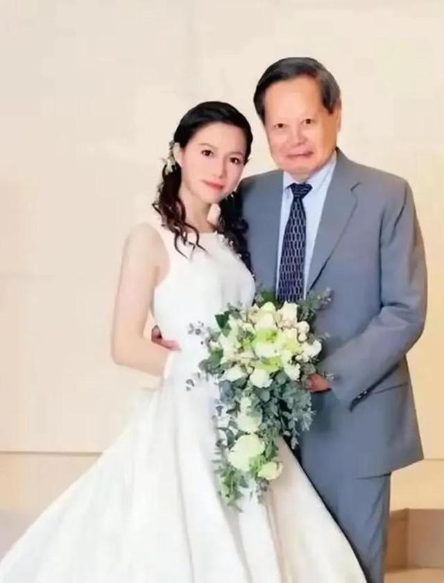 103岁杨振宁身体出奇硬朗，妻子翁帆无意说漏嘴：他提出3大要求