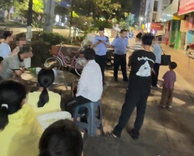 媒体评小孩卖冰棍遇客人不给钱