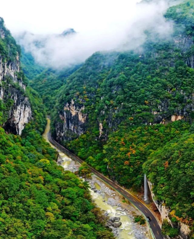 藏不住了！月亮峡的秋