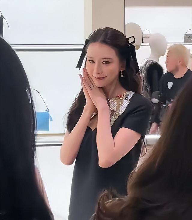 51岁林志玲突然现身上海，四肢干瘦脸圆又肿	，穿印花黑丝努力扮嫩