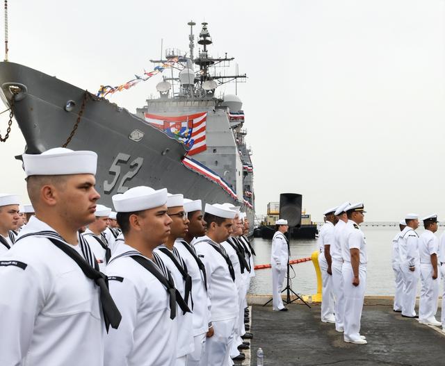 “搞笑”的不是坠机，是老航母还在撑场面！美军的精锐去哪了？