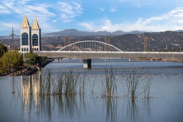 小城秋色：三门峡涧河边的诗意交响