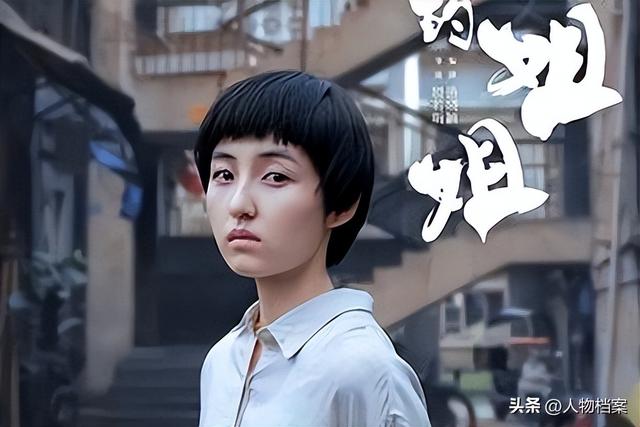 张子枫丝巾裹胸	，曝浑身伤痕胸前	、手臂都有，才懂成龙话的含金量