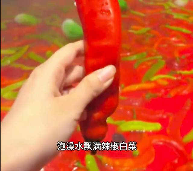 哈尔滨现“鸳鸯火锅浴”！泡澡如涮菜，日耗食材70公斤？