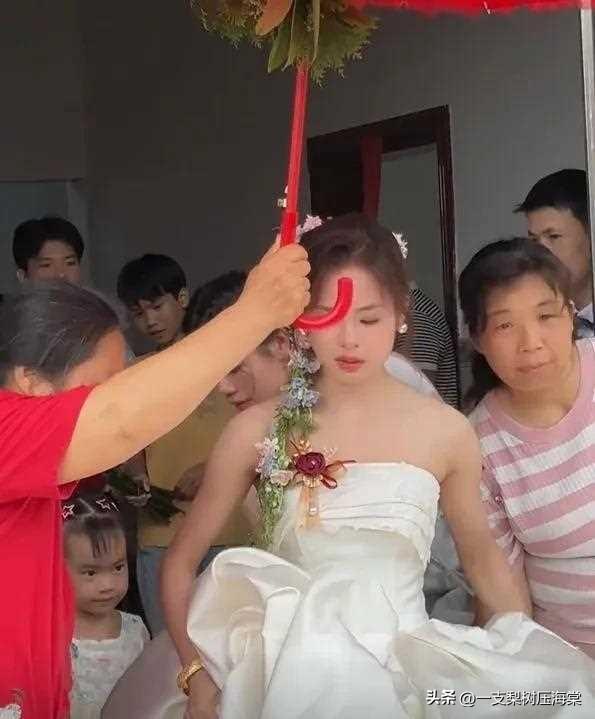 广西一新娘出嫁，美得让人忍不住心动：新郎不得每天都守着