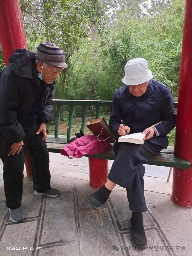 洹园晨雾里，九秩翁的晨光序曲——王革勋老先生晨练札记