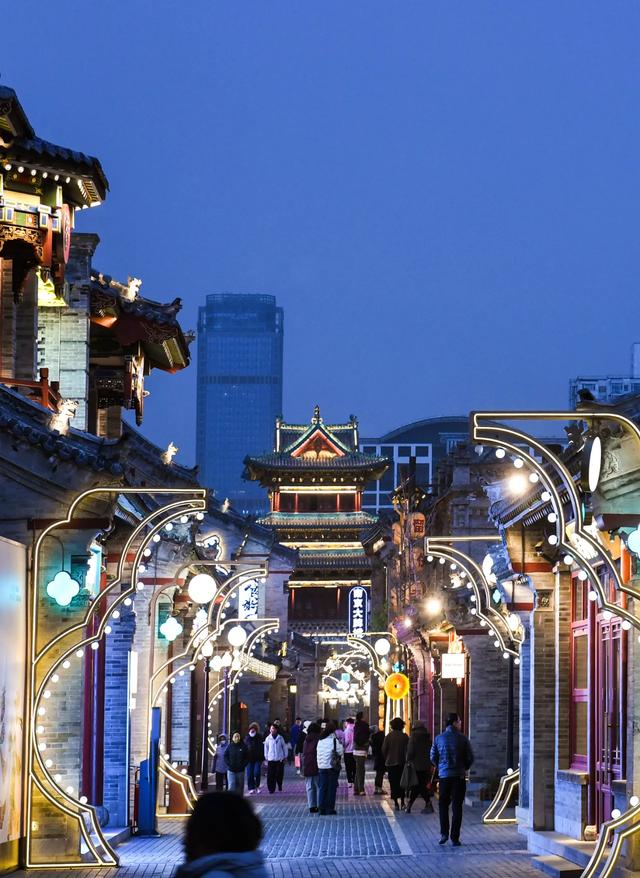 太原市钟楼街夜间绚烂多彩