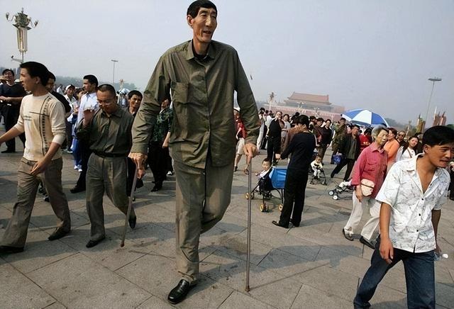 中国第一巨人鲍喜顺：不听医生劝告非要生子，现在儿子长到多高？