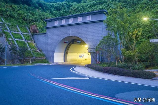 东海岸1号公路的起点是崇家岙，抵达前需要穿过一桥一洞