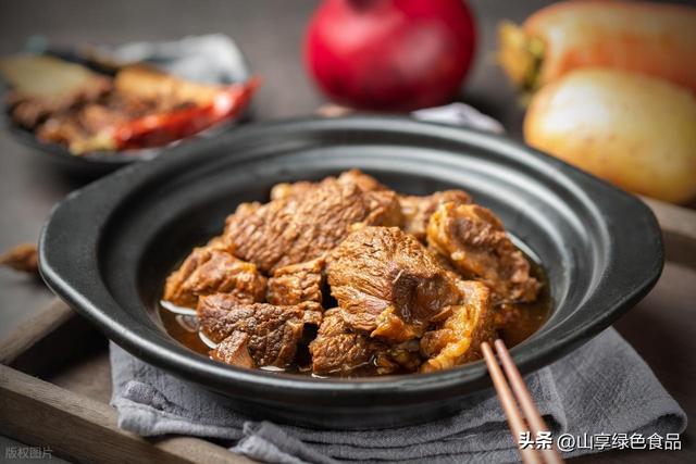 炖牛肉放什么调料，5种基础料 + 6种增香香料，肉嫩汤鲜不膻